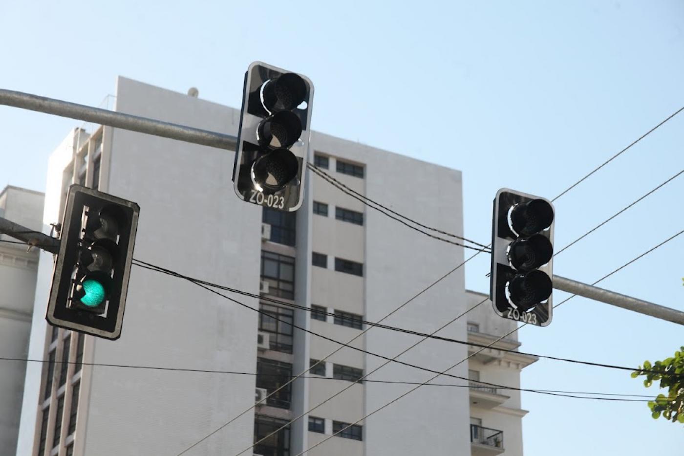 semáforos e prédio ao fundo. #paratodosverem 