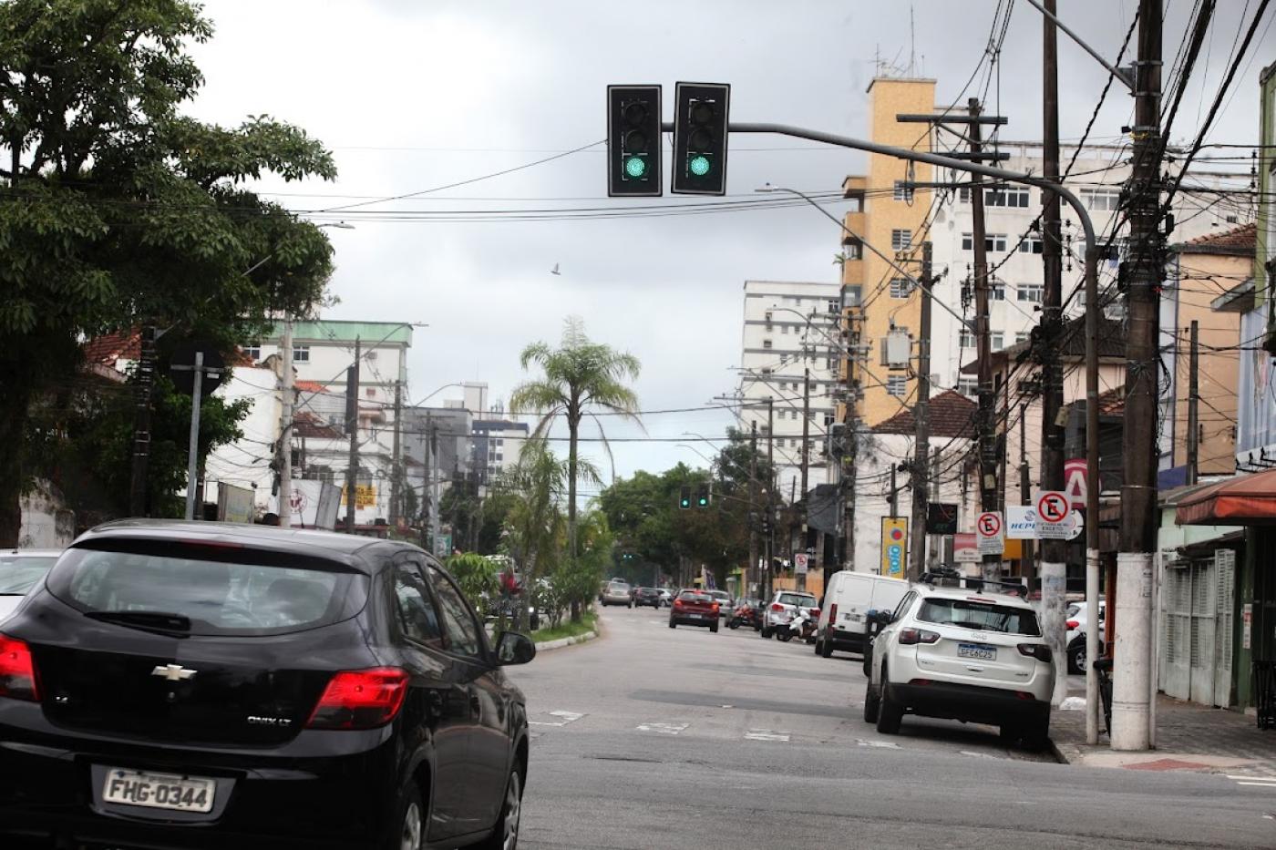 carro passando no sinal verde #paratodosverem