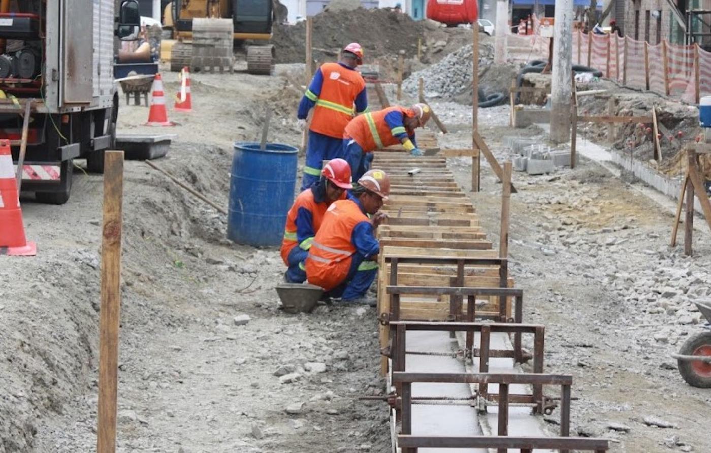 homens trabalhando em obra do vlt #paratodosverem