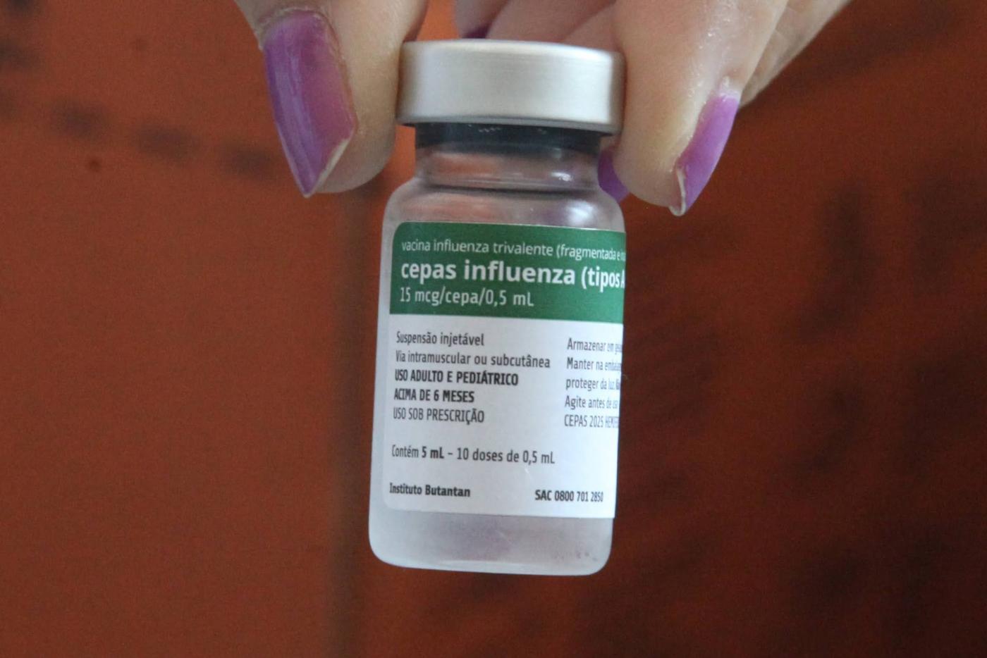 fraco de vacina contra a gripe. #paratodosverem 