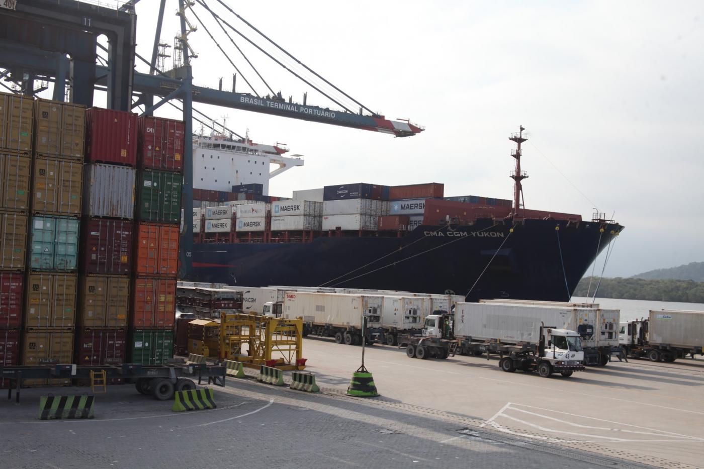 vista de área portuária com navio e contêineres. #paratodosverem
