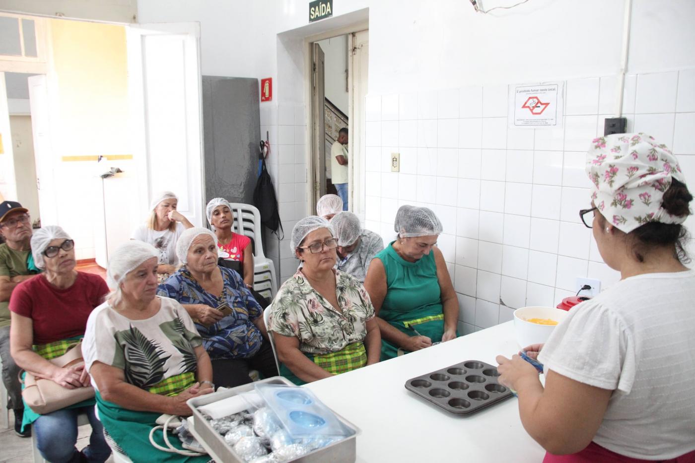 aula de confeitaria com preparo de doce com chocolate. #paratodosverem 