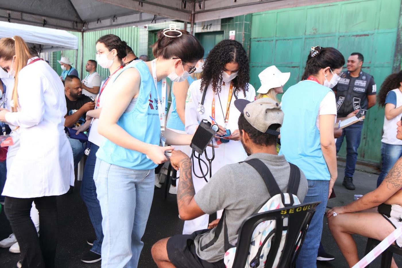 Ação dos Médicos do Mundo no Centro. #Paratodosverem