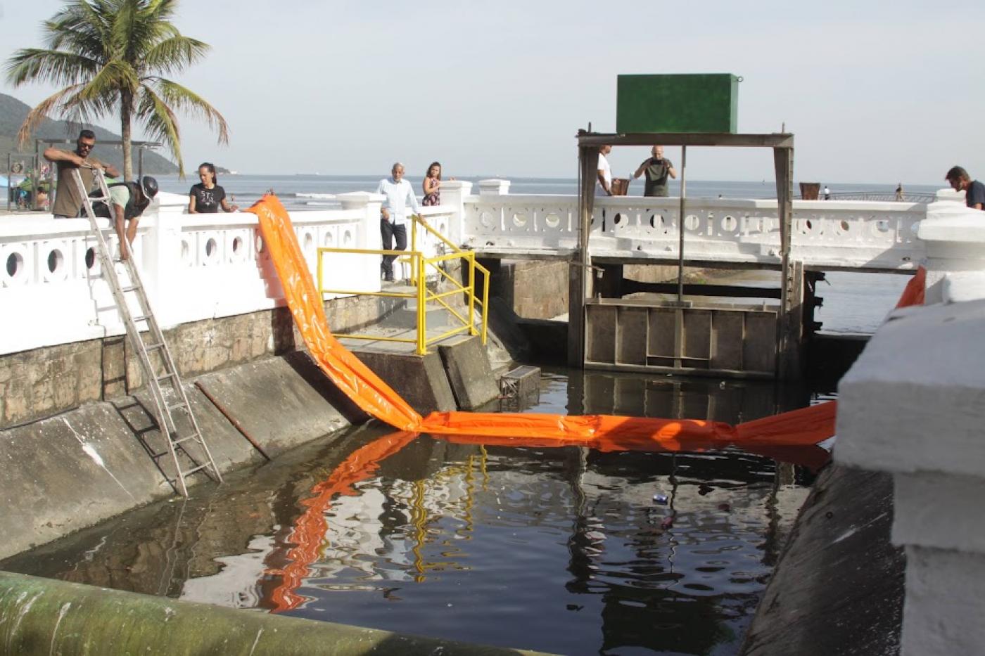 barreira flutuante está dentro de canal. #paratodosverem 