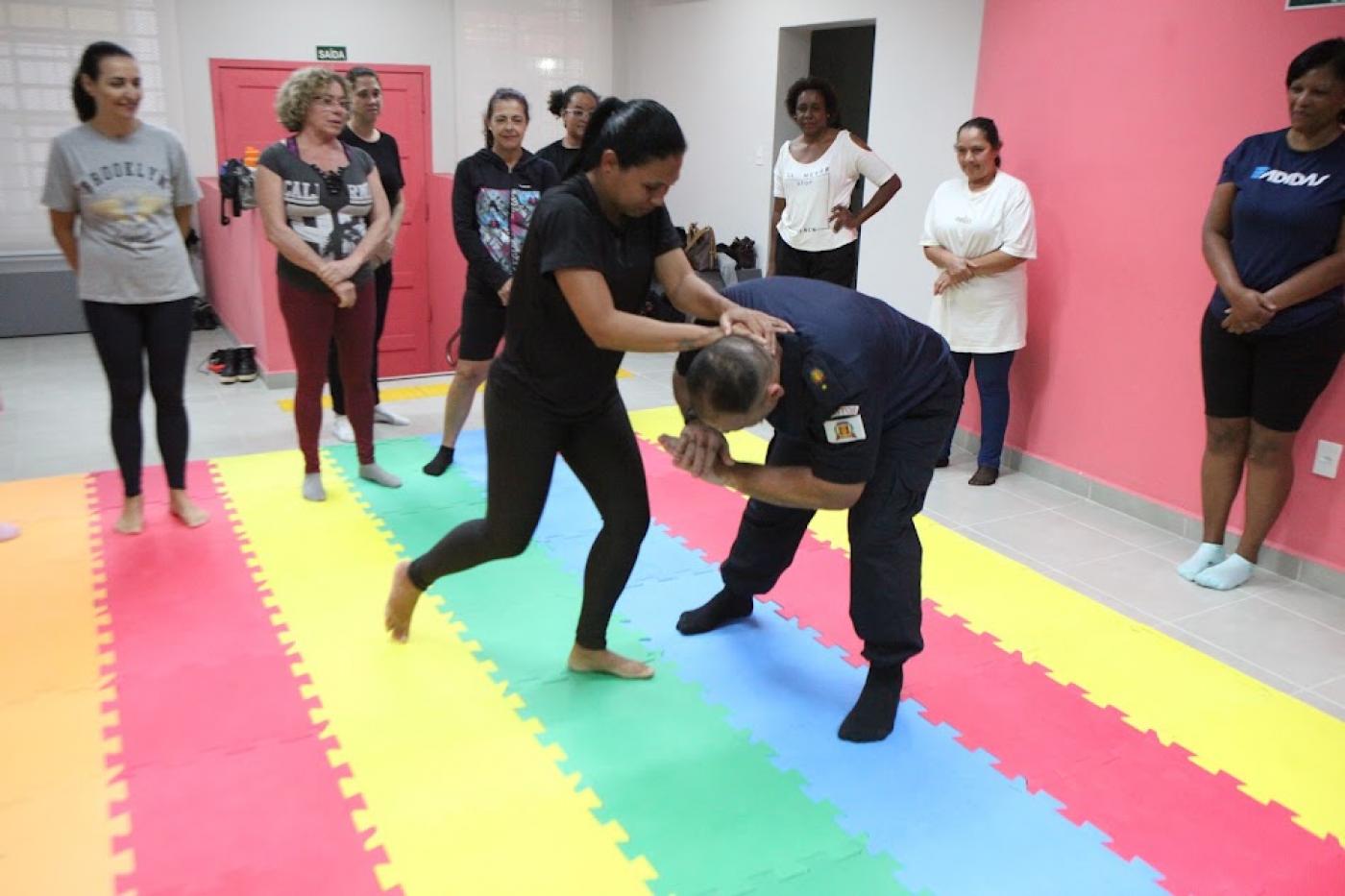 mulher simula defesa pessoal com treinador. #paratodosverem