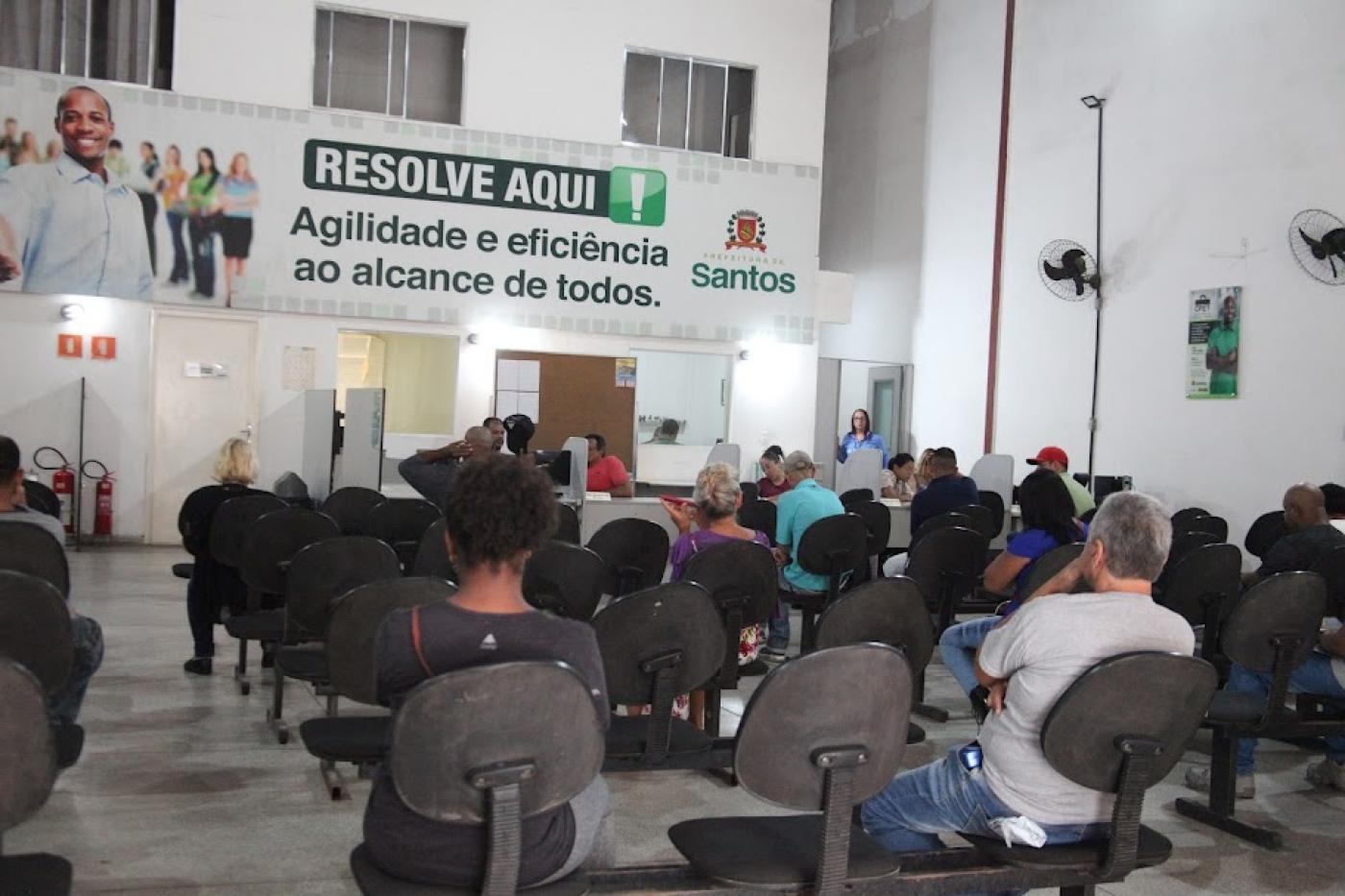 ambiente do resolve aqui, com pessoas sentadas aguardando para serem atendidas. #paratodosverem 