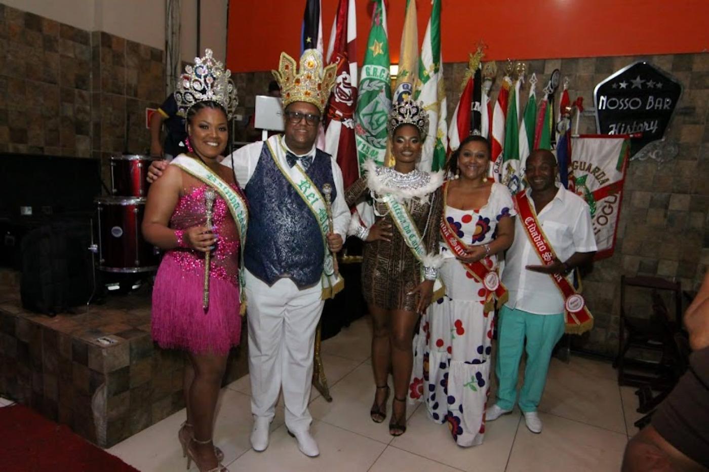 Reis e rainhas do carnaval posam para foto #paratodosverem