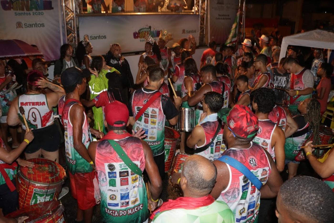 Bateria de escola de samba anima público em frente a carro de som, #pracegover