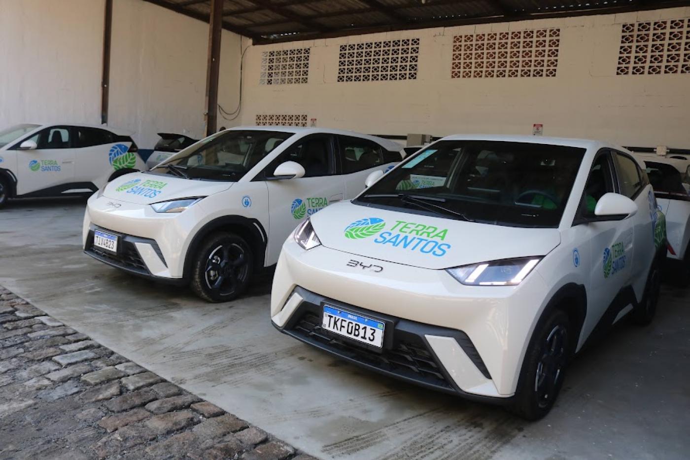três veículos elétricos estacionados. #paratodosverem