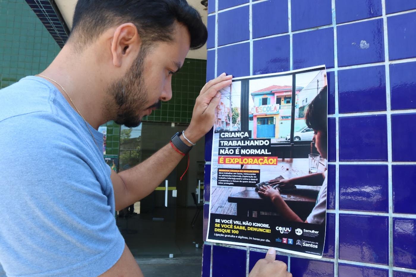 rapaz cola cartaz #paratodosverem 