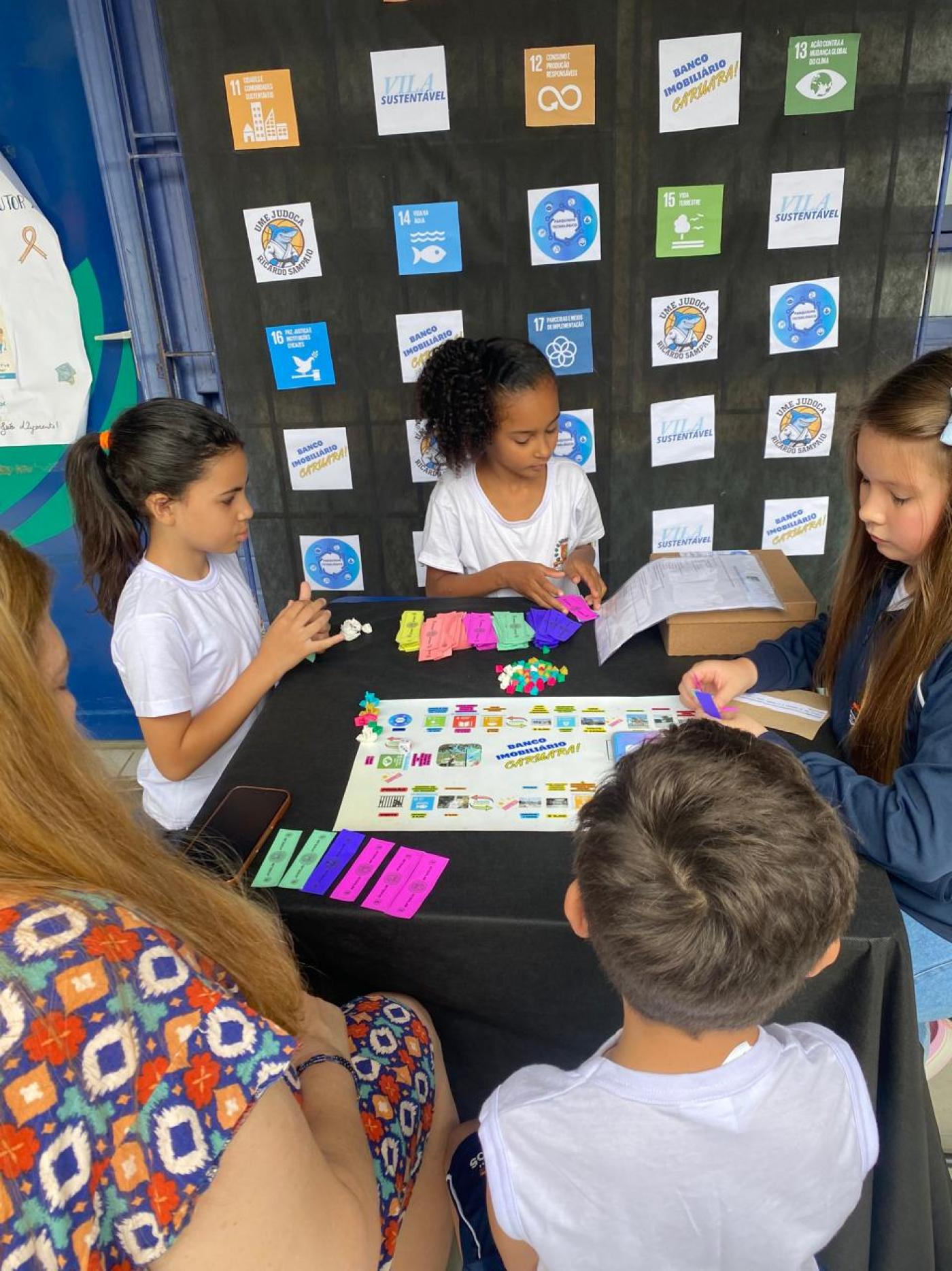 Alunos participam de projetos pedagógicos. #Paratodosverem.