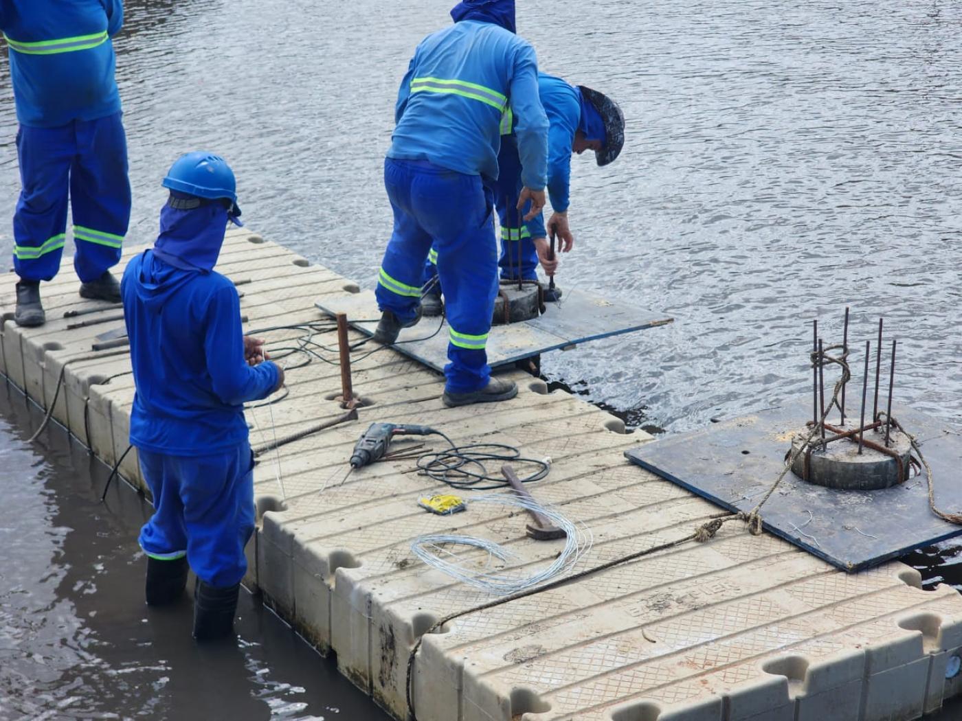 operários trabalham em pier #paratodosverem