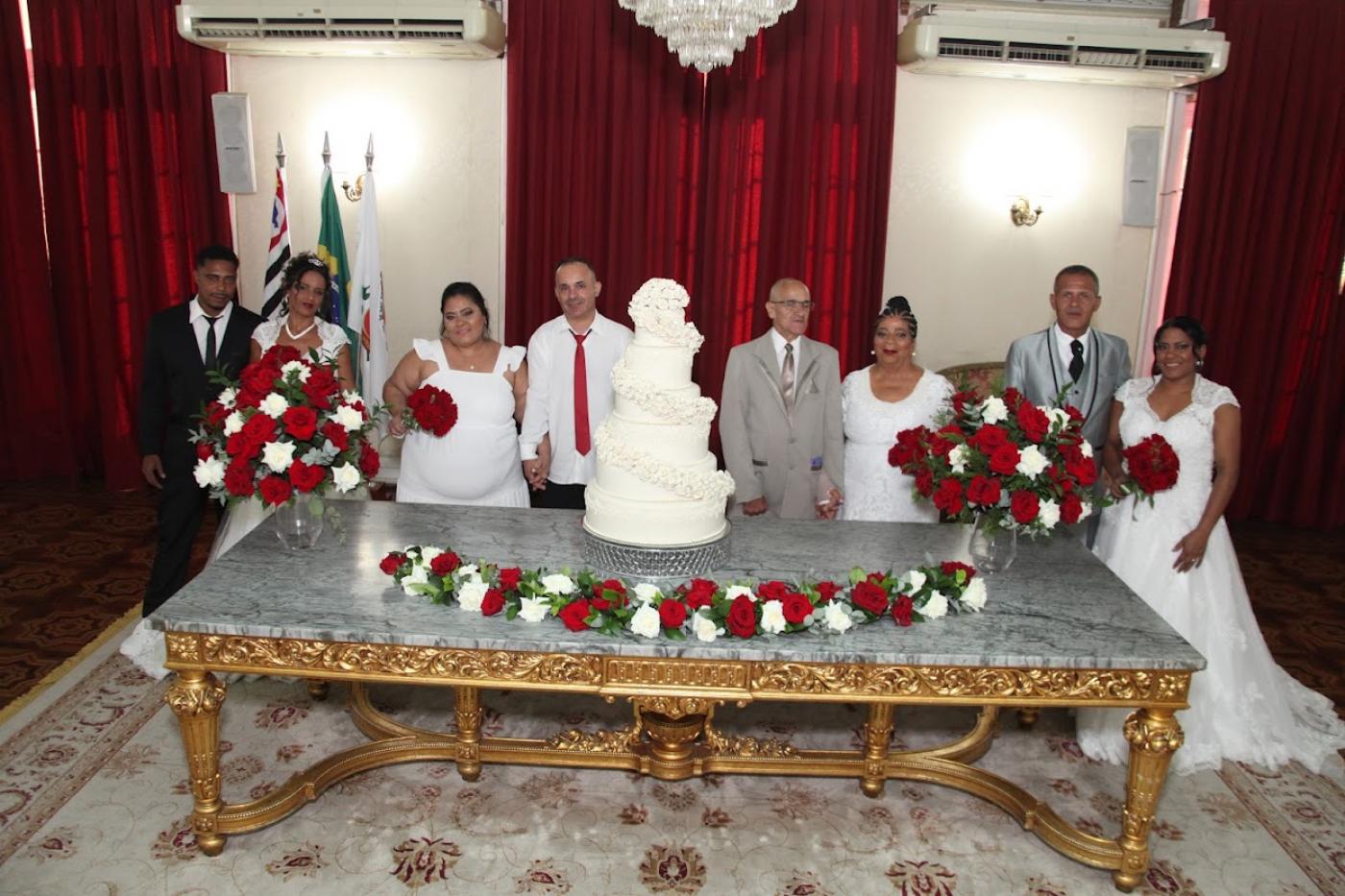 casais em frente a bolo #paratodosverem 