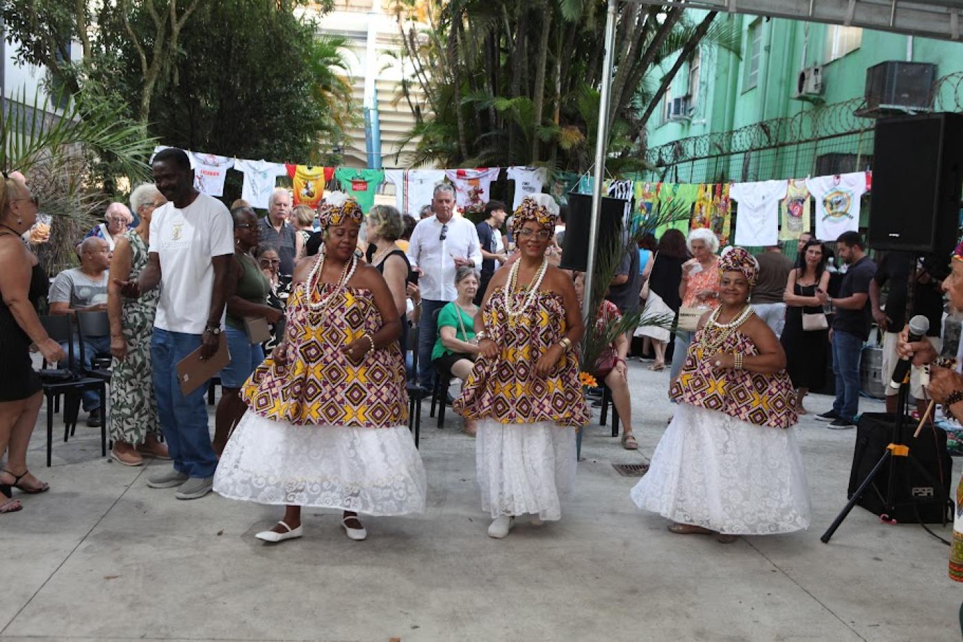 mulheres fantasiadas dançando #paratodosverem