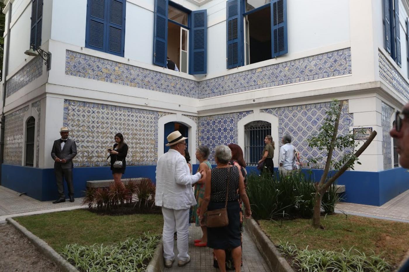 pessoas na frente da casa das culturas #paratodosverem