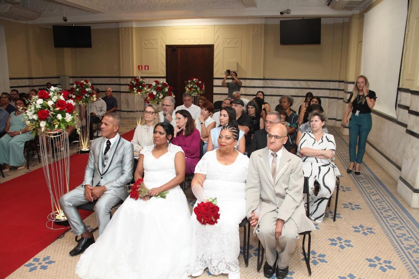 casais aguardando cerimônia do casamento comunitário #paratodosverem 