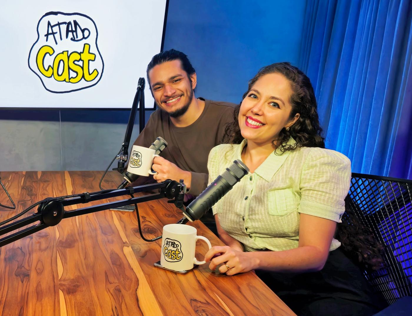 apresentadores com microfones na mesa #paratodosverem