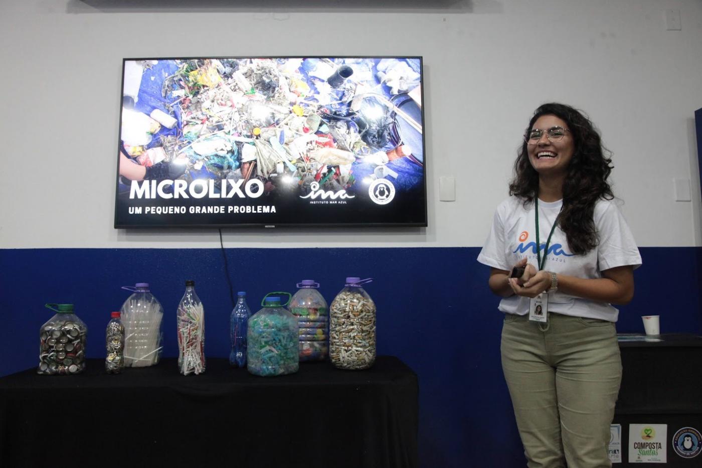 mulher faz palestra sobre microlixo #paratodosverem