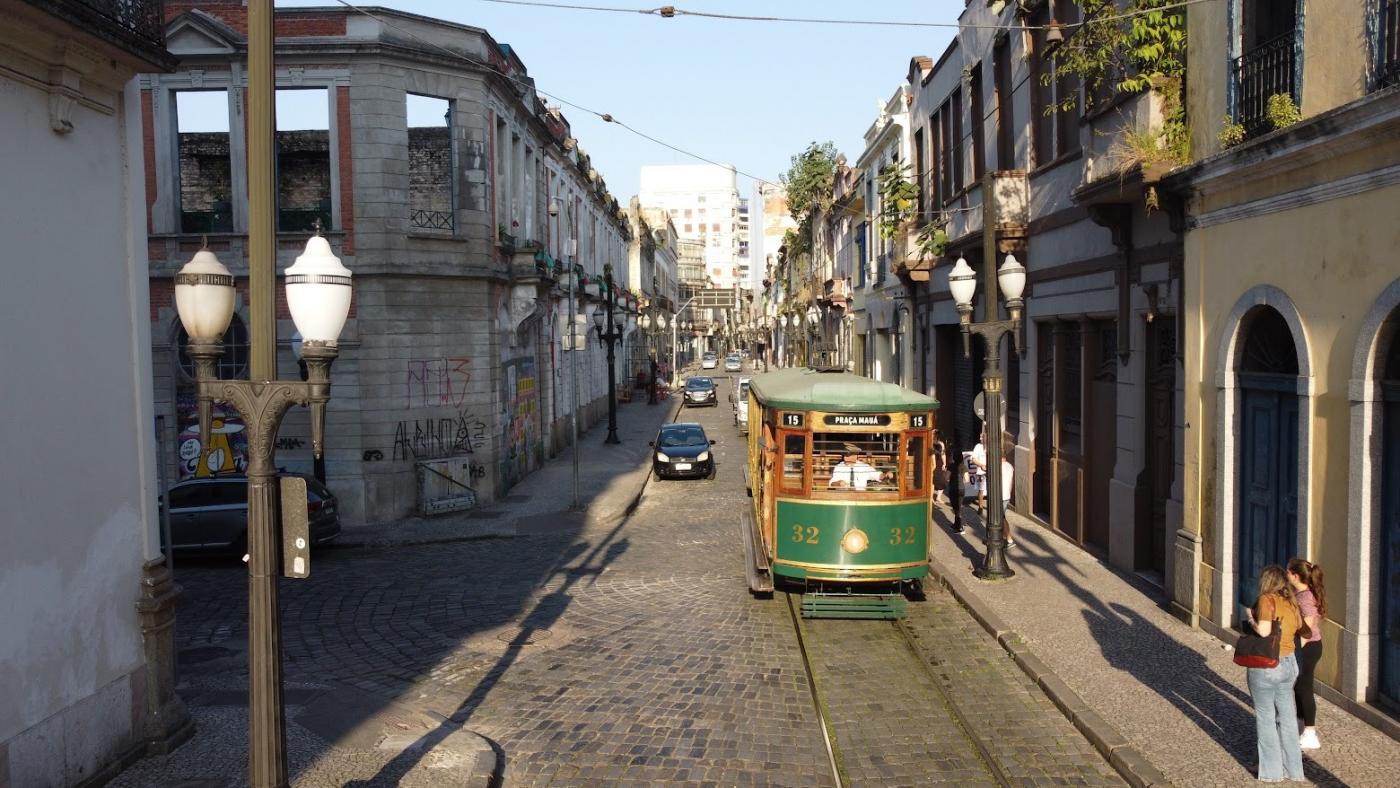 Elétrico passando pelo Centro #paratodosverem