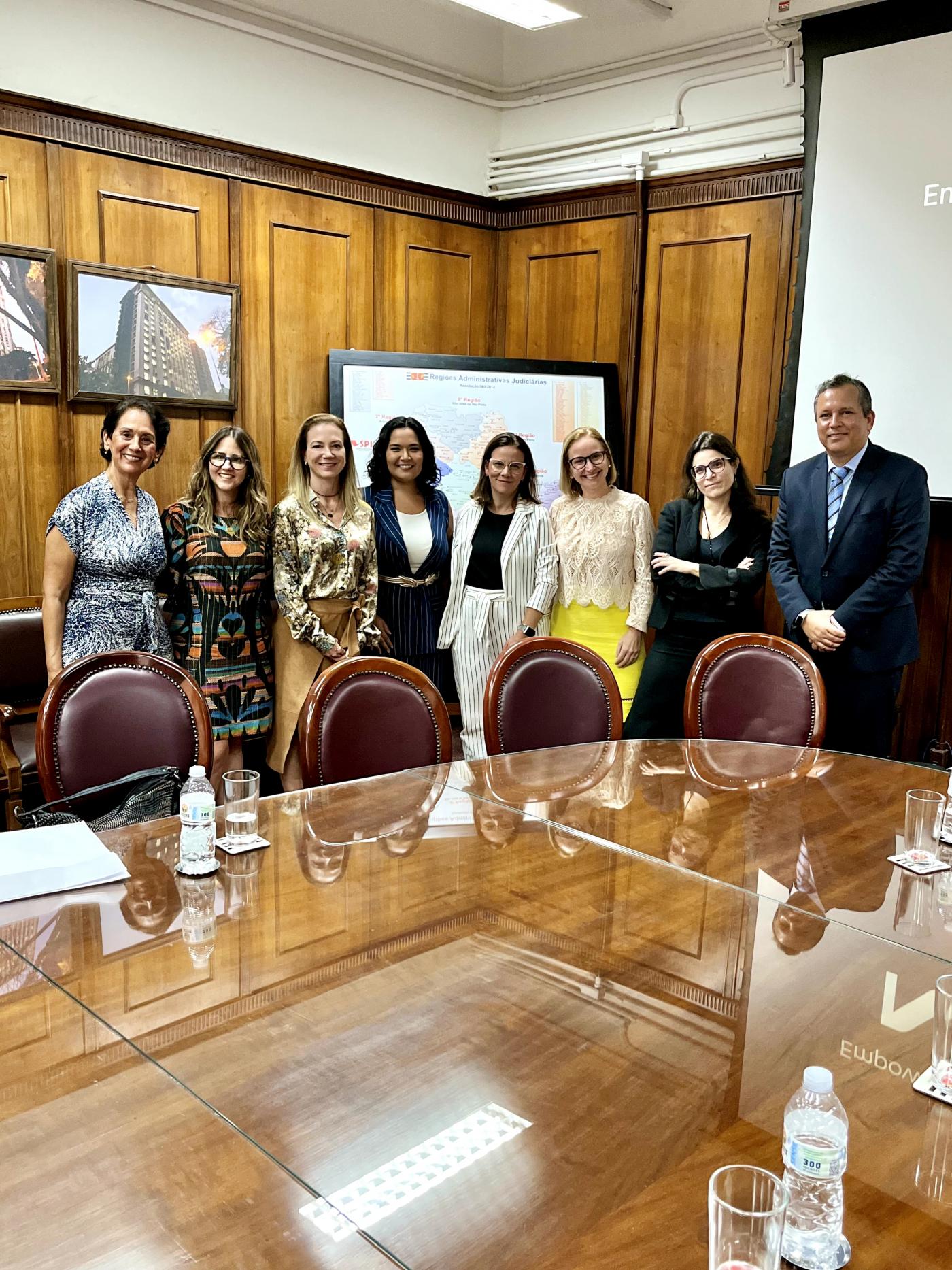 autoridades reunidas em pé #paratodosverem