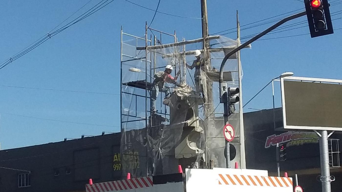 monumento cercado com homens trabalhando sobre andaimes. #paratodosverem 