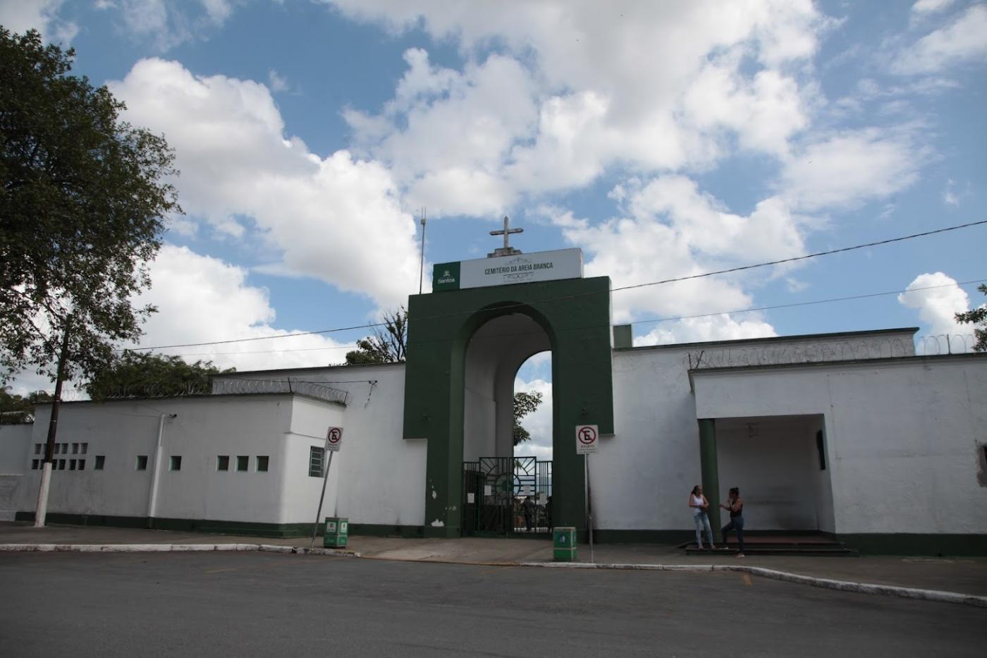 a entrada do cemitério areia branca. #paratodosverem