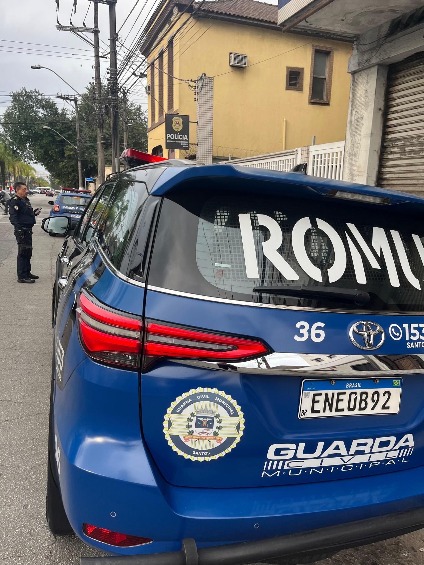 traseira de um carro parado #paratodosverem