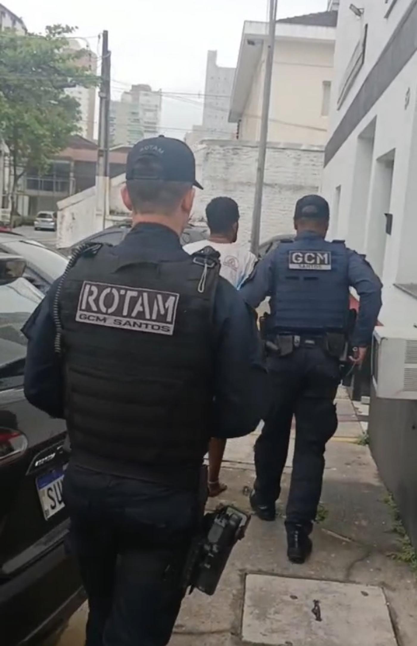 preso é levado pelos guardas #paratodosverem 