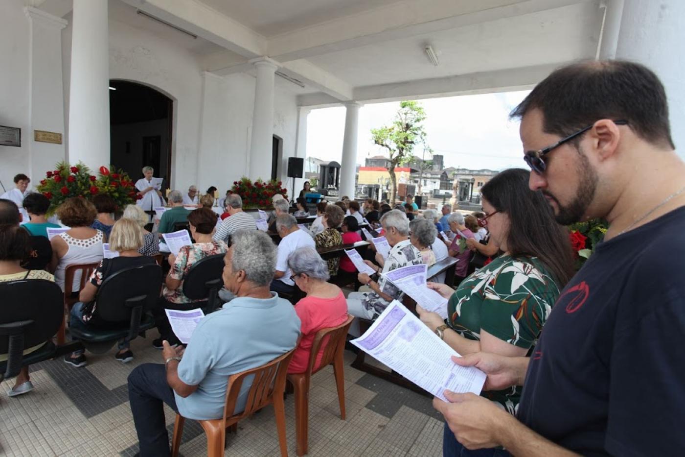 Público acompanha missa campal no Cemitério do Paquetá. #pracegover