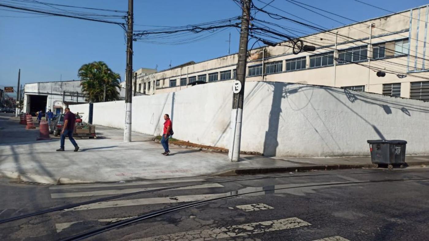 Esquina com piso concretado e muro branco em obras #paratodosverem