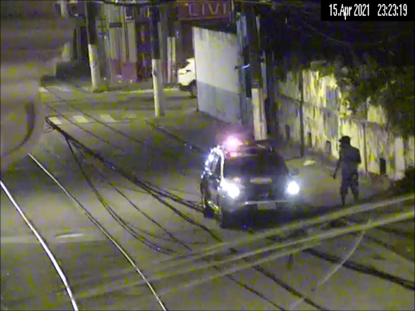viatura de guarda se aproxima de suspeito em rua. #paratodosverem