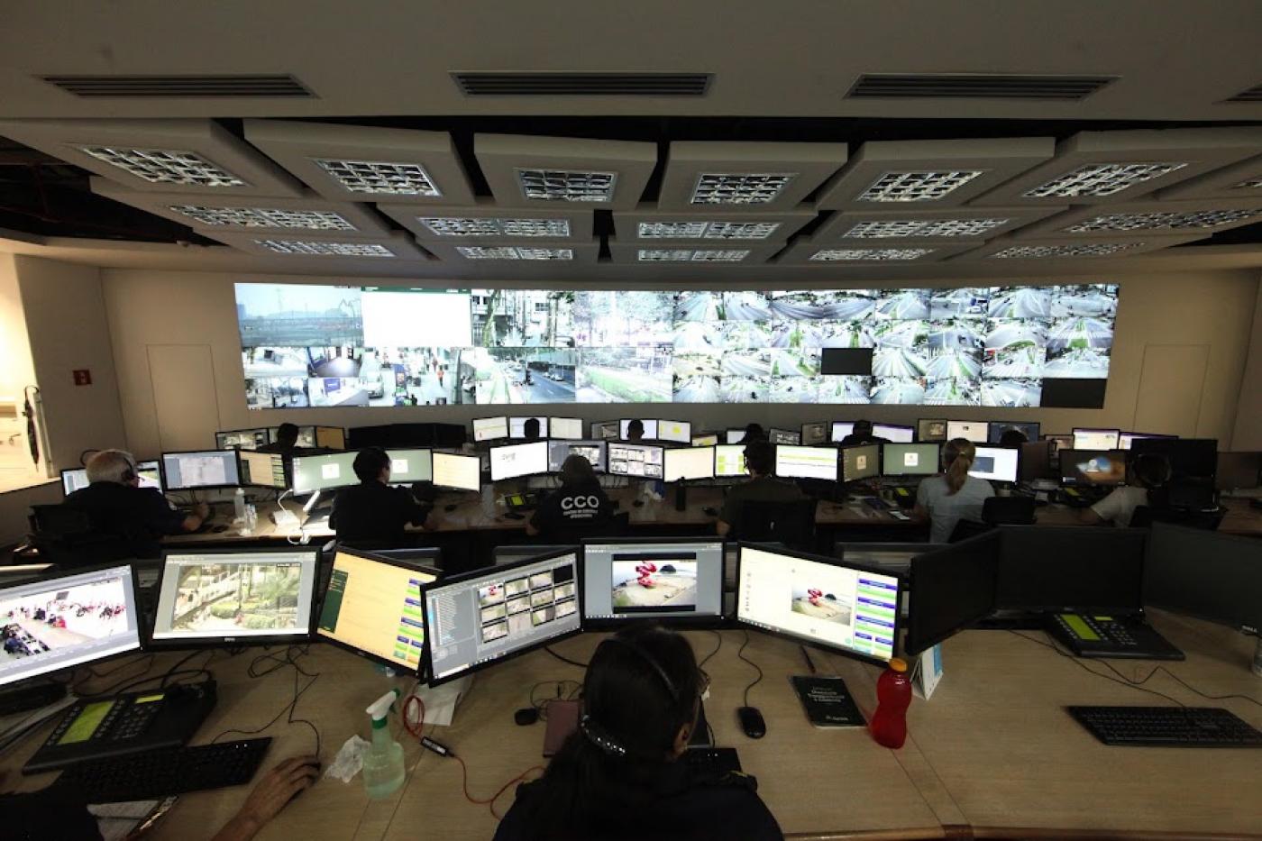 telas do centro de controle operacional com imagens da cidade. #paratodosverem