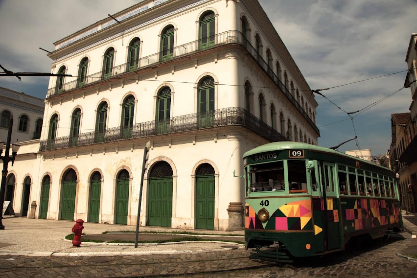 bonde passando em frente ao museu pelé. #paratodosverem