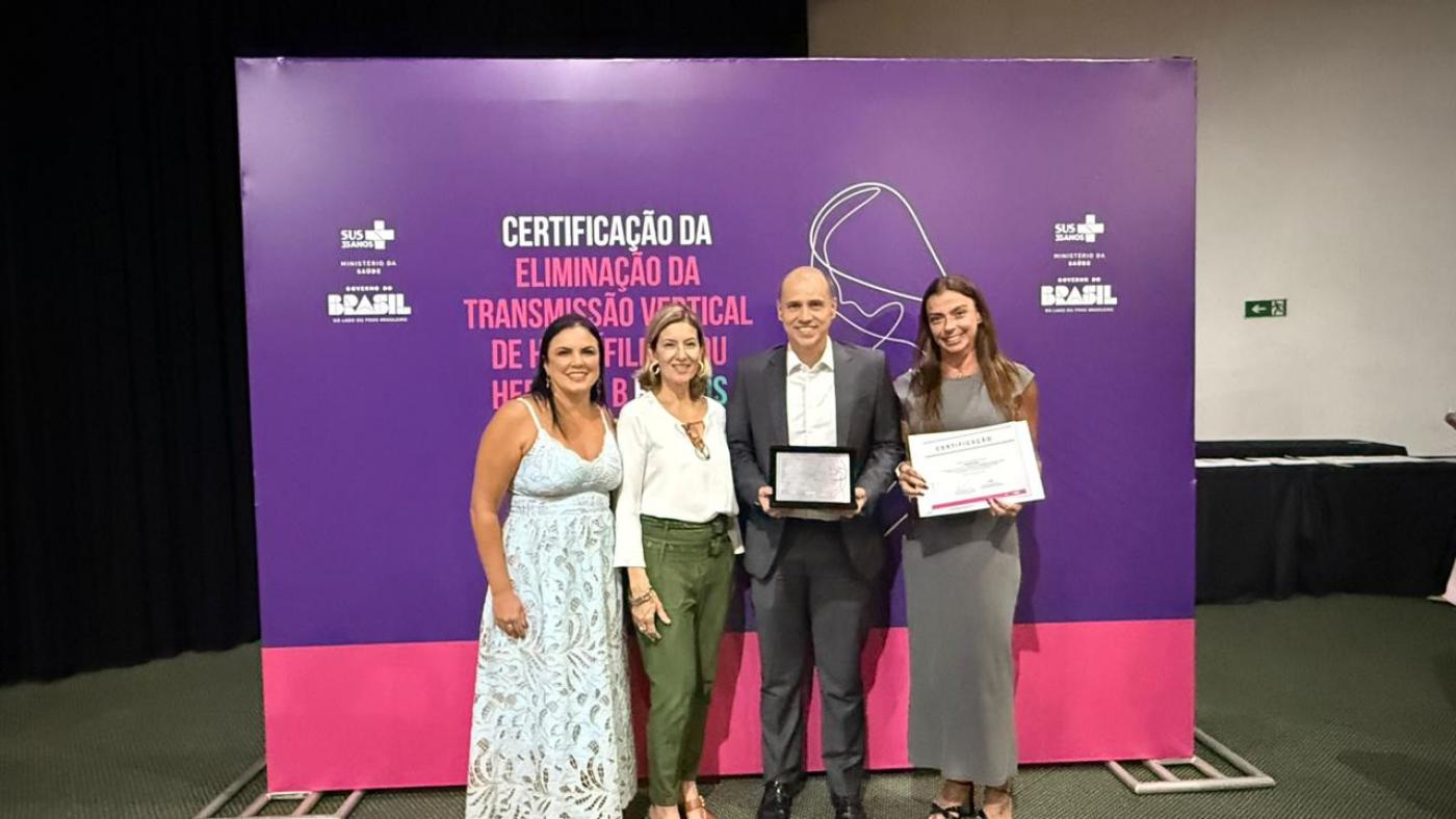 autoridades mostram certificado #paratodosverem 