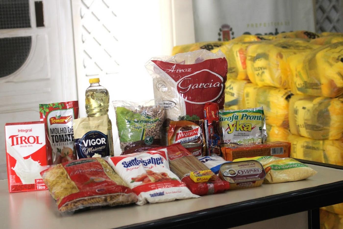 alimentos em mesa #paratodosverem 
