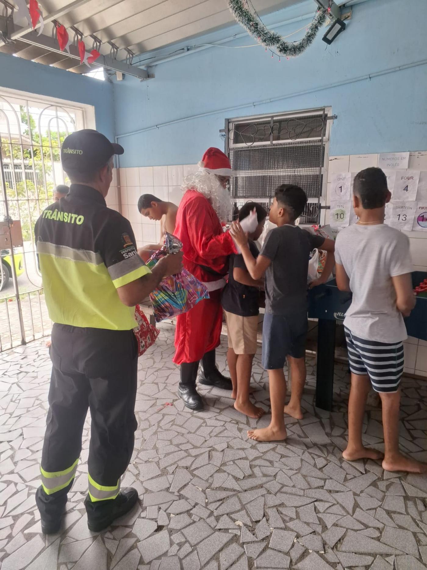 funcionários dão brinquedos às crianças #paratodosverem