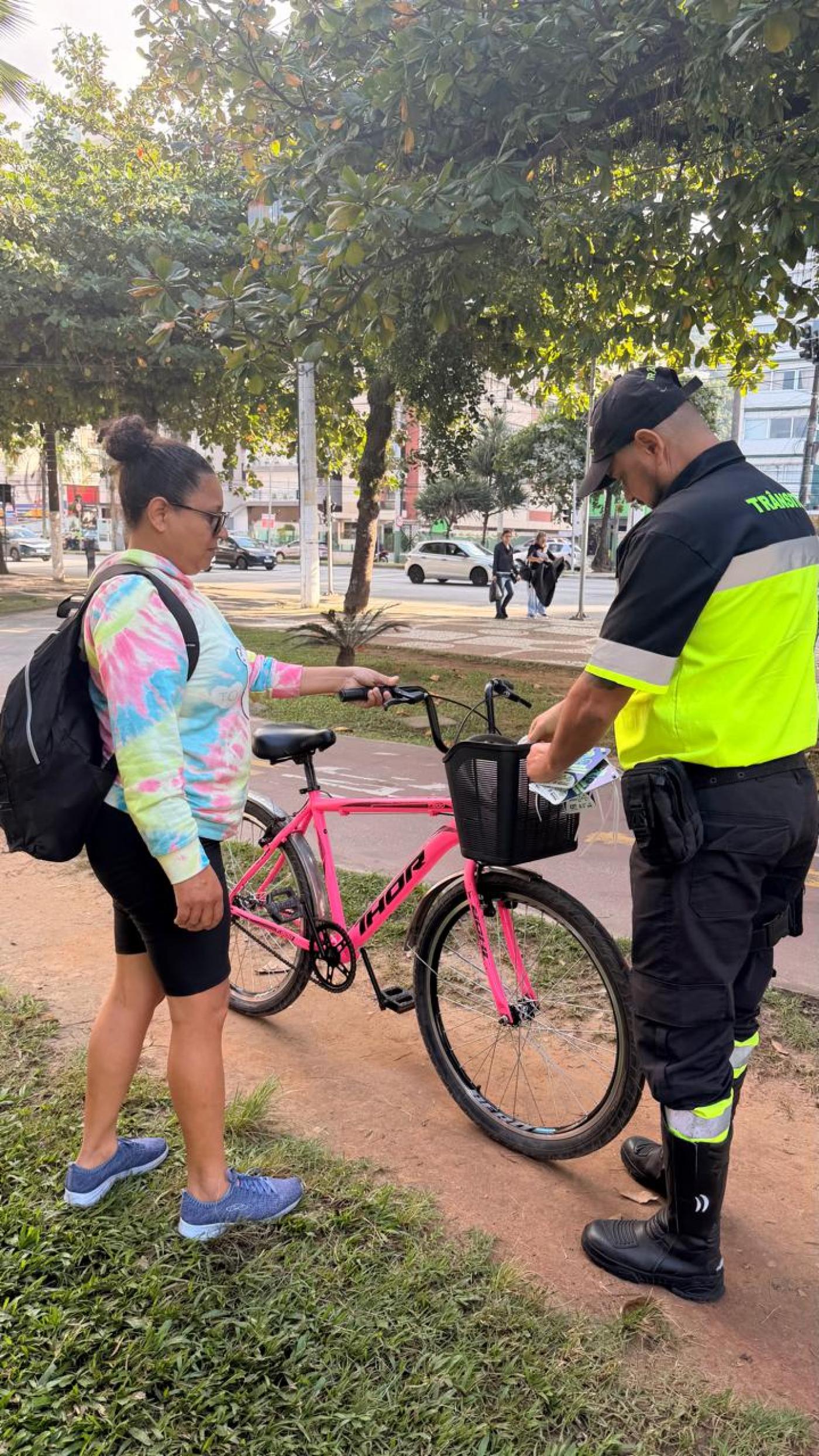 agente coloca placa em bicicleta #paratodosverem