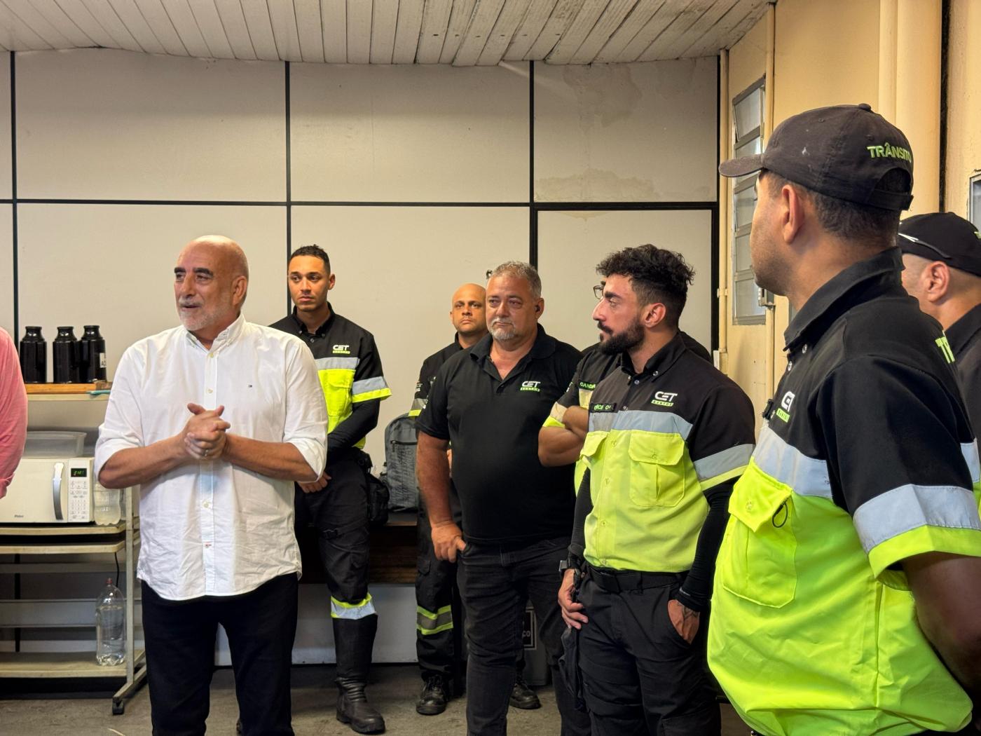 agentes conversam com autoridades #paratodosverem 