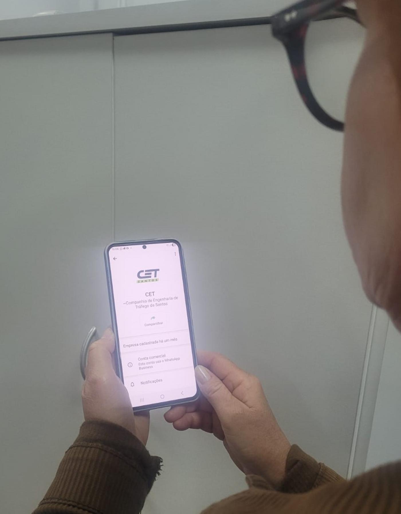 pessoa segurando o celular #paratodosverem