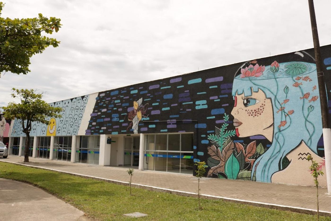 FACHADA DE PRÉDIO COM PINTURA EM GRAFITE COM MOTIVOS ABSTRADOS E UMA MULHER DE PERFIL. #PARATODOSVEREM