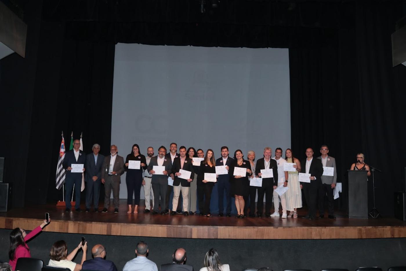 homenageados mostram diplomas #paratodosverem