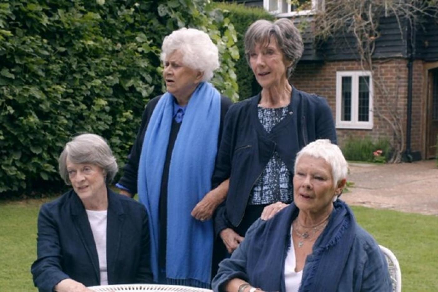 quatro mulheres estão em jardim em cena de chá com as damas #pracegover 