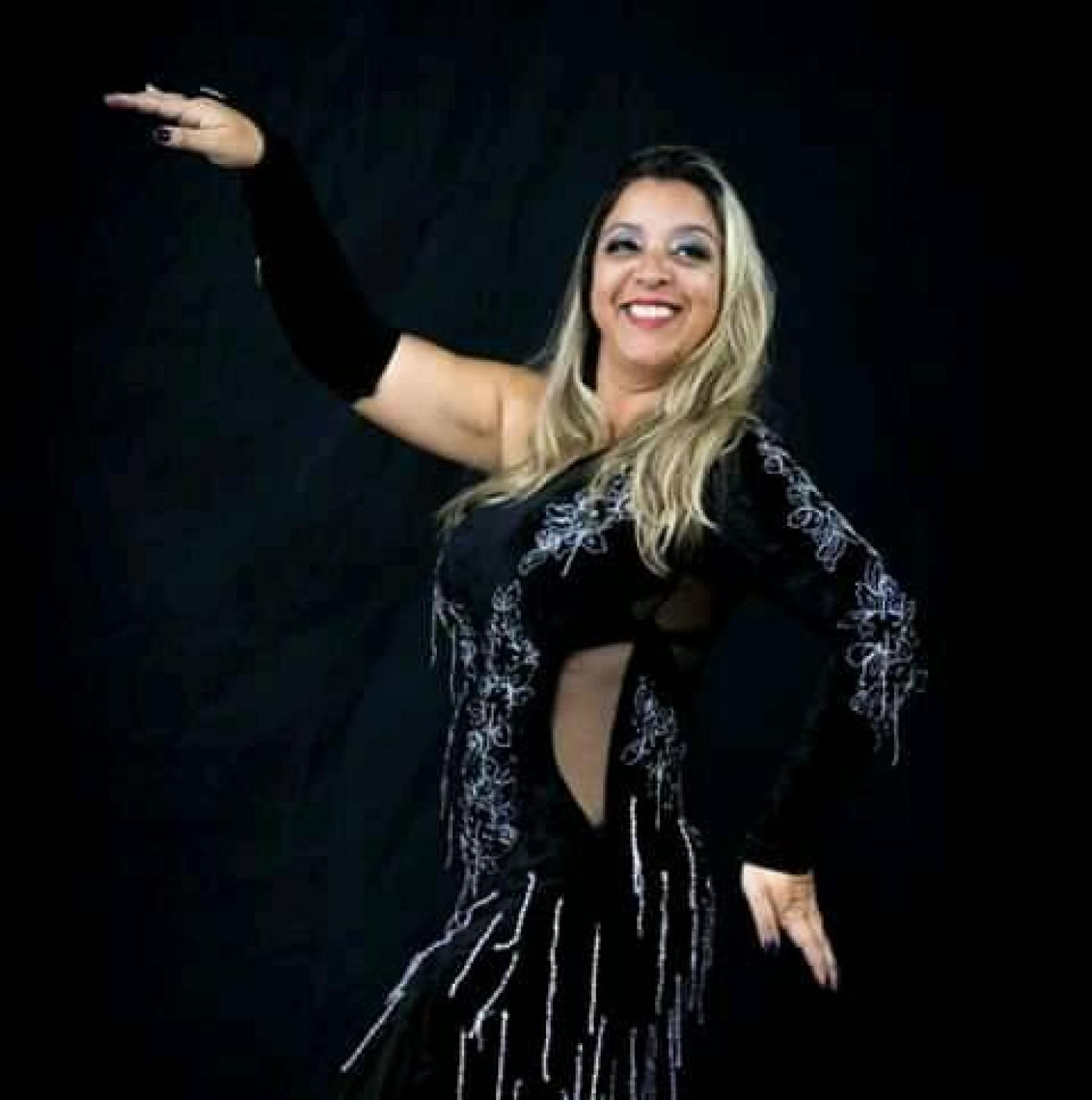 mulher faz pose de dança #paratodosverem 