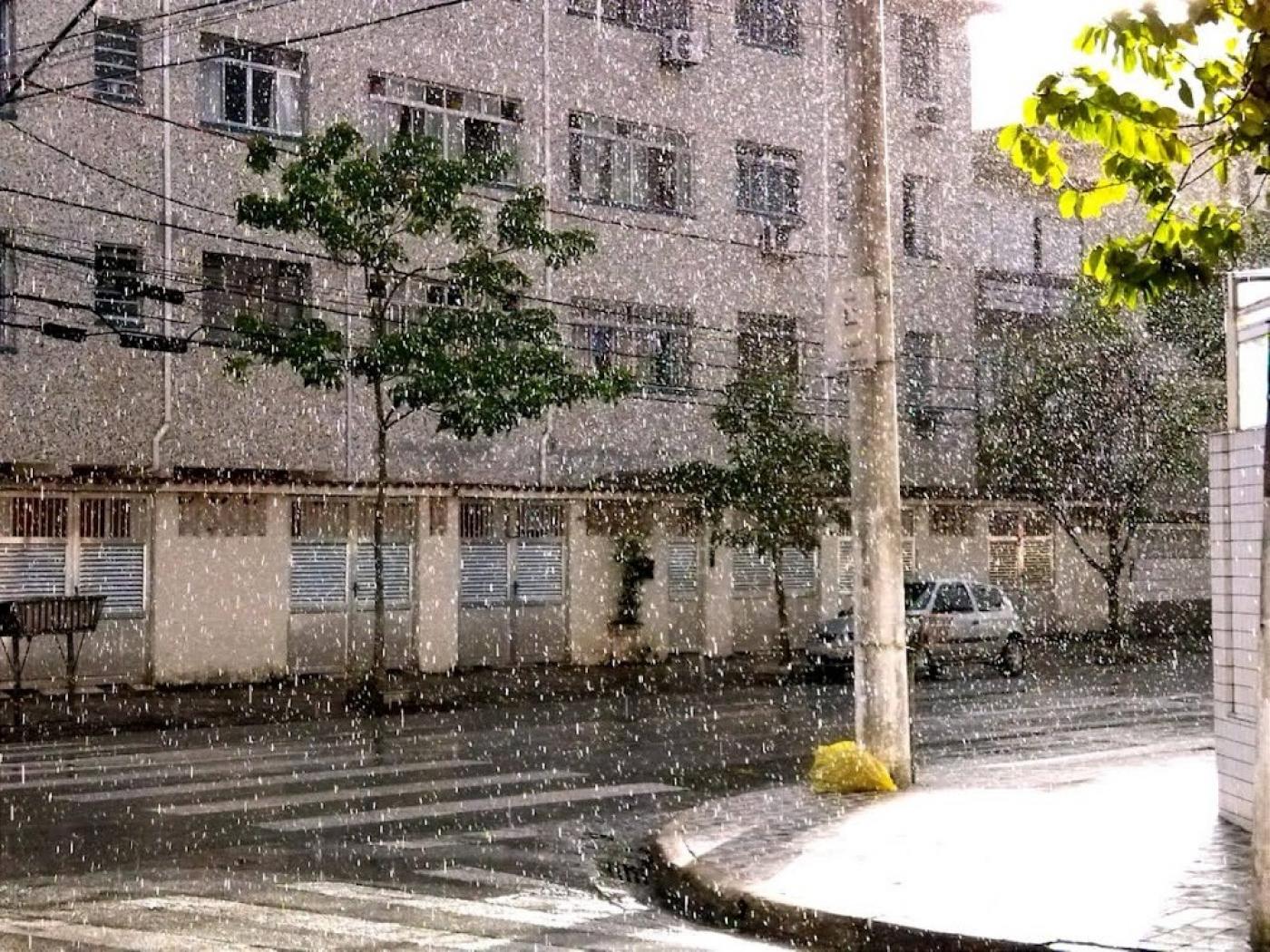 chuva em rua sem movimento. #paratodosverem