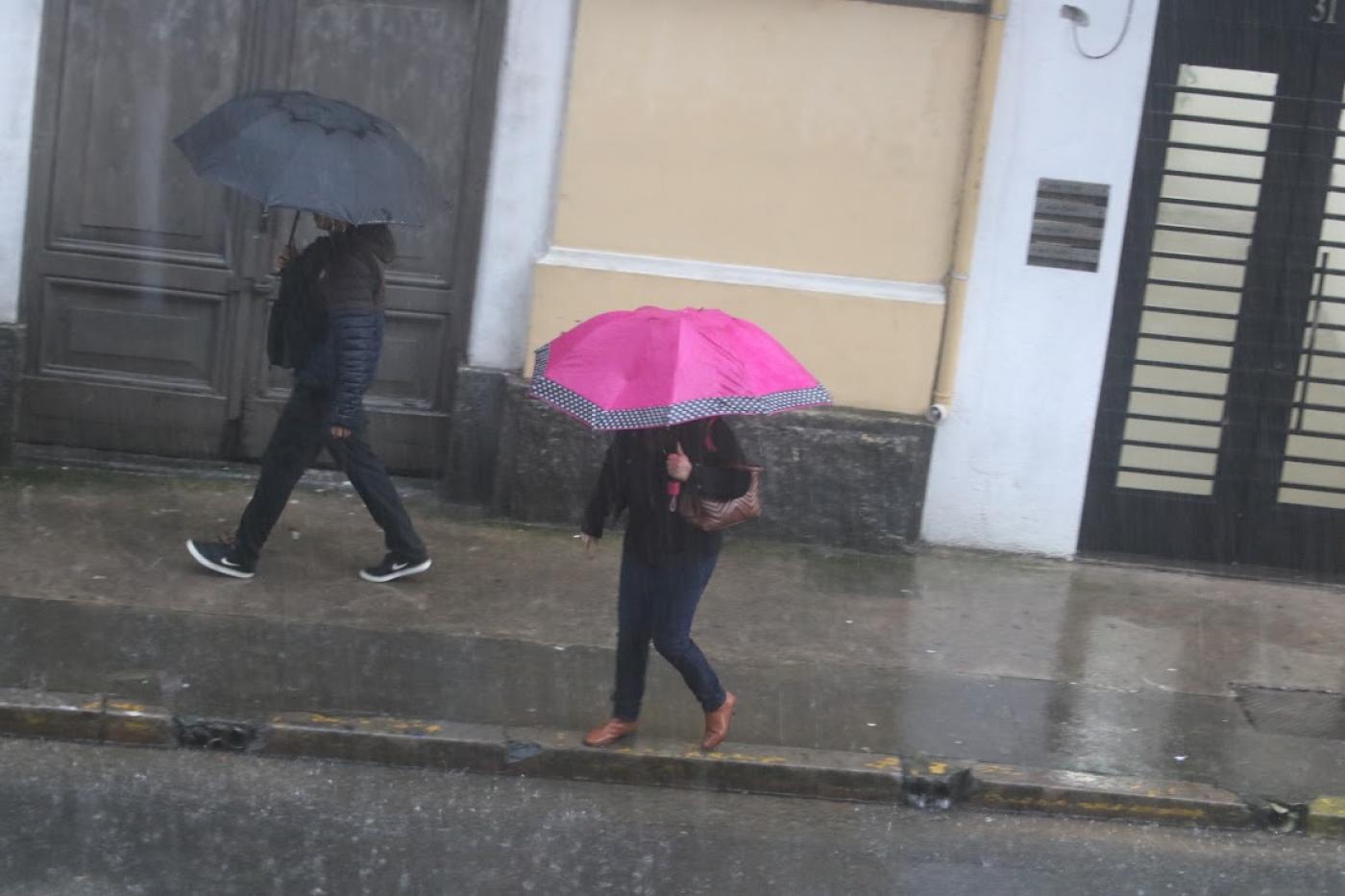 pessoas de guareda chuva na rua #paratodosverem 