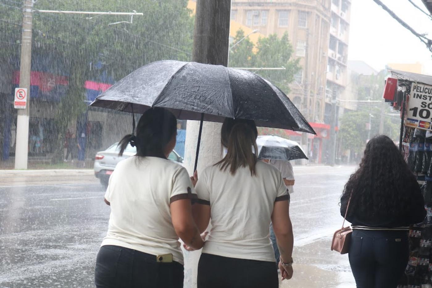 pessoas com guarda chuva #paratodosverem