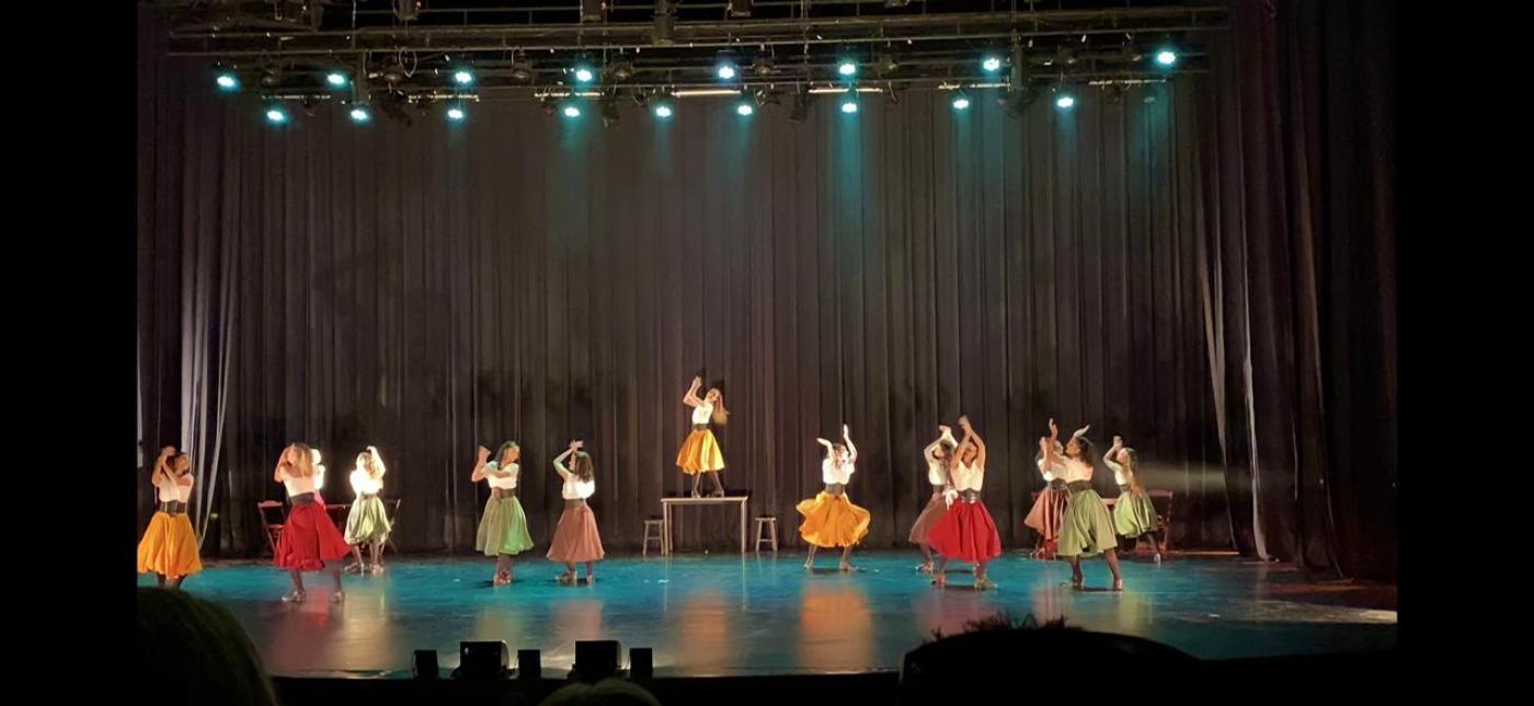 bailarinas com figurino dançando em palco #paratodosverem