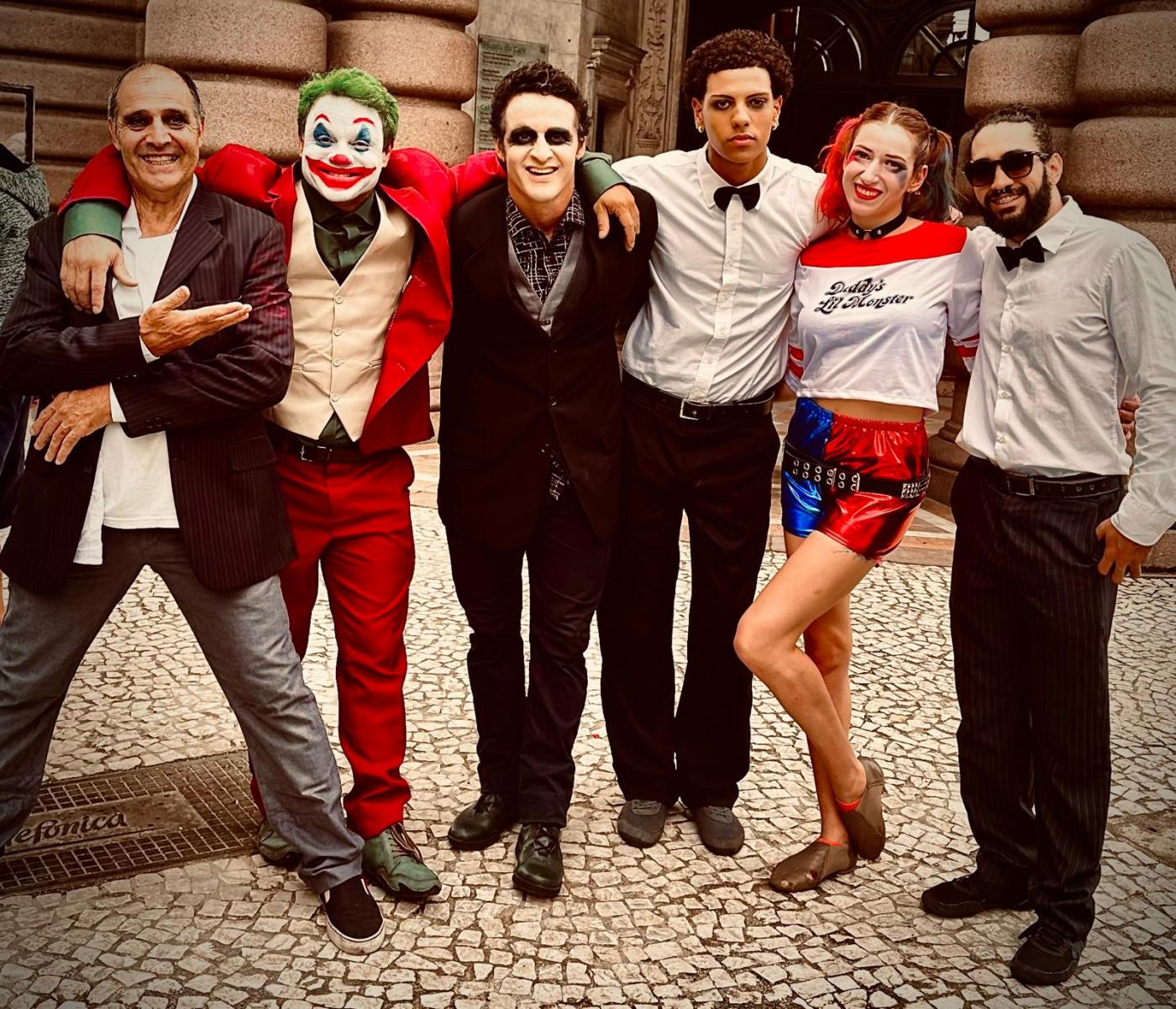 pessoas da cia ruda se abraçam #paratodosverem 