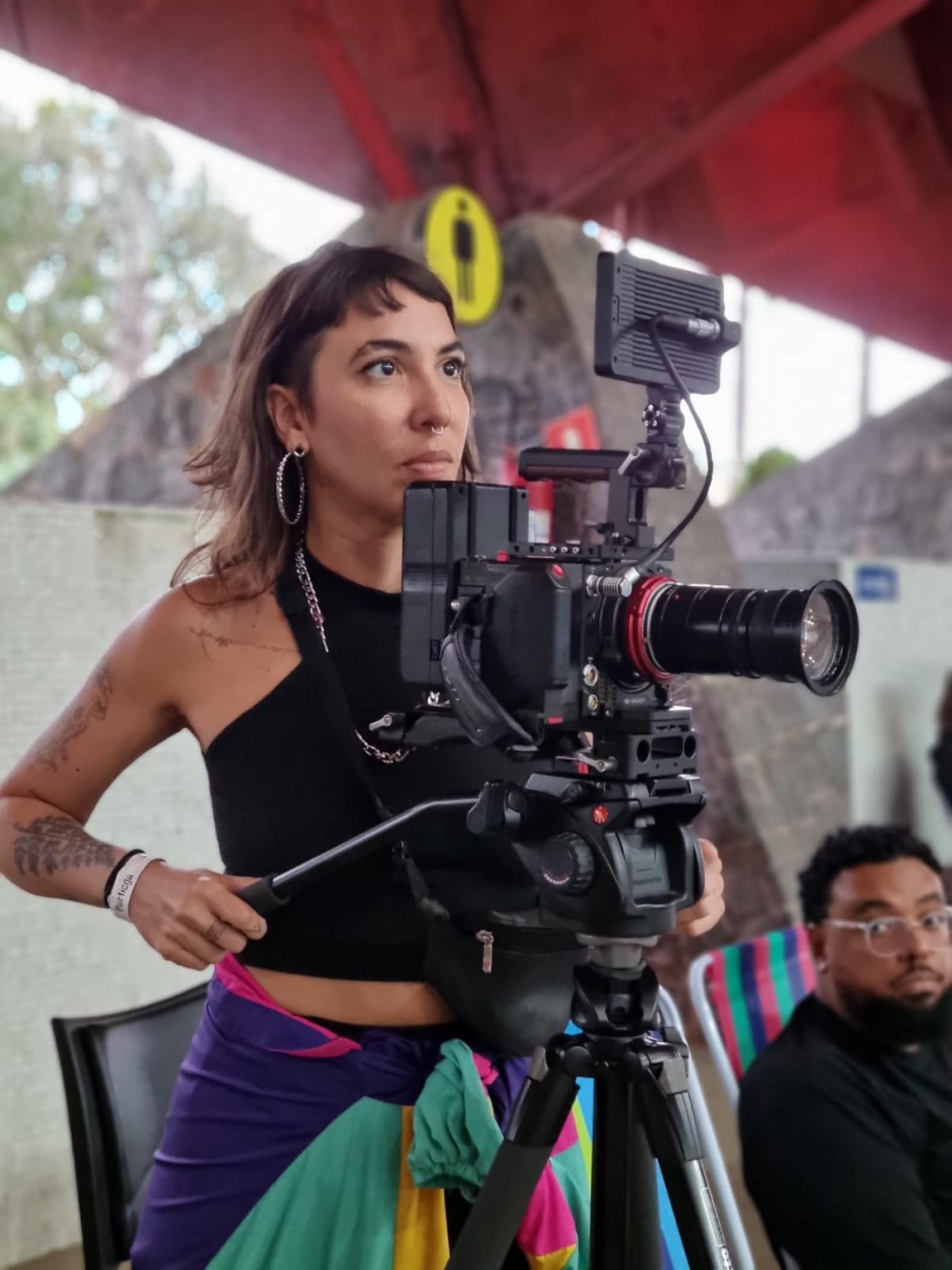 jovem segura câmera em filmagem #paratodosverem 