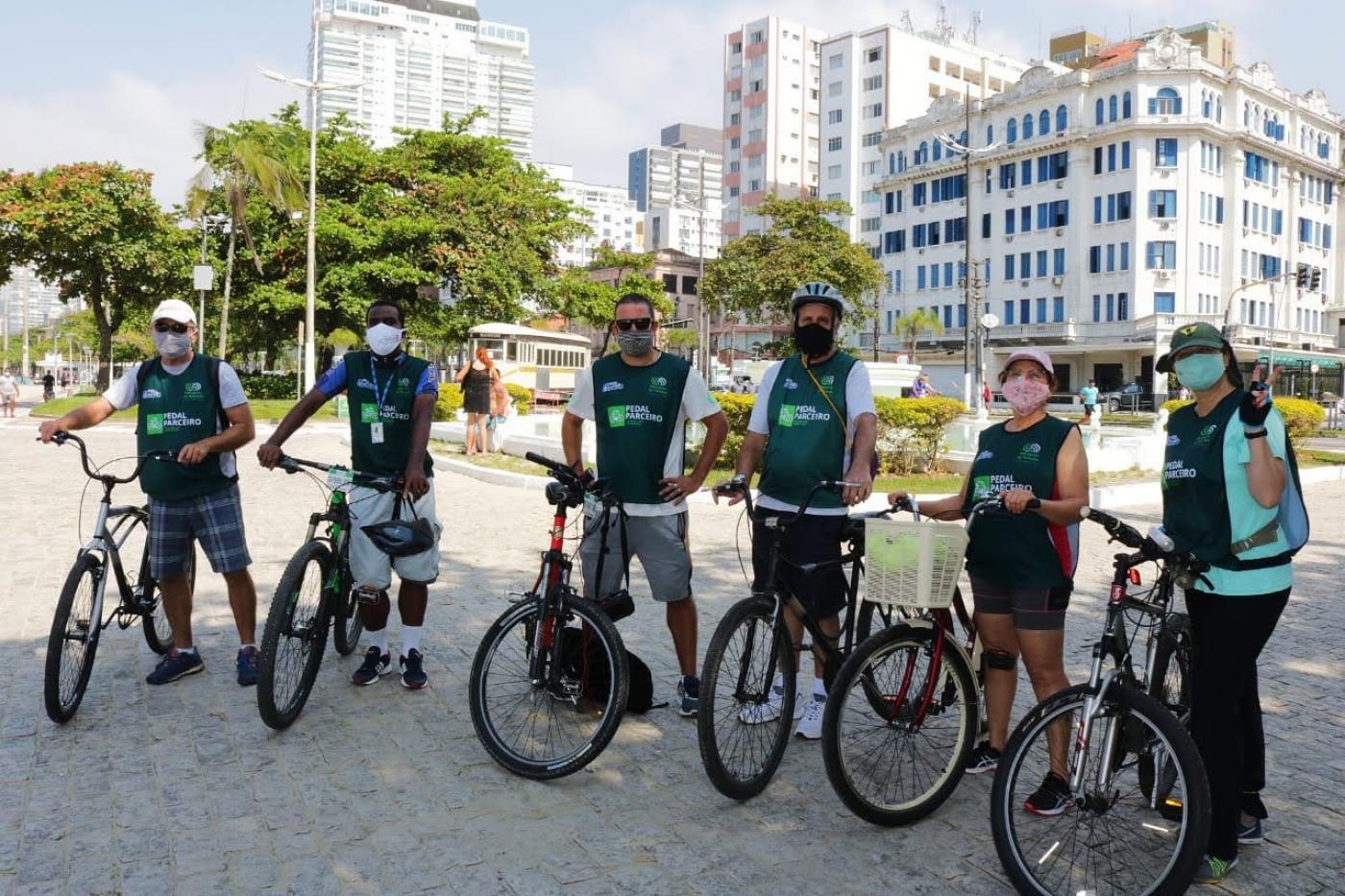  ciclistas parados na praça da independencia #paratodosverem 